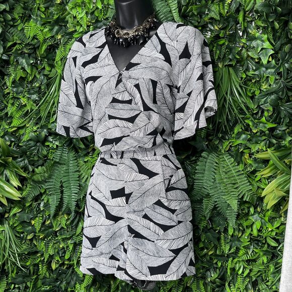 LOFT Romper Women 4P Black White Fern Floral Shorts Jumpsuit Flutter Sleeve 2193 - Picture 6 of 13